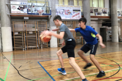 Igra košarke pri športni vzgoji na GIMJES